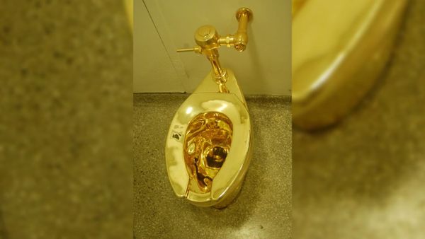 从英相丘吉尔祖宅偷走黄金马桶 2男子遭法庭判罪成