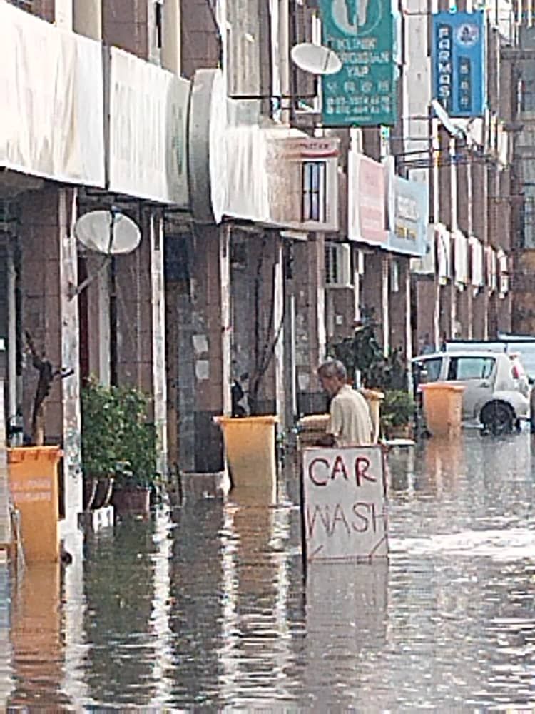 巴生南区午后一场豪雨 高阳苑.池龙花园局部地区闪电水灾