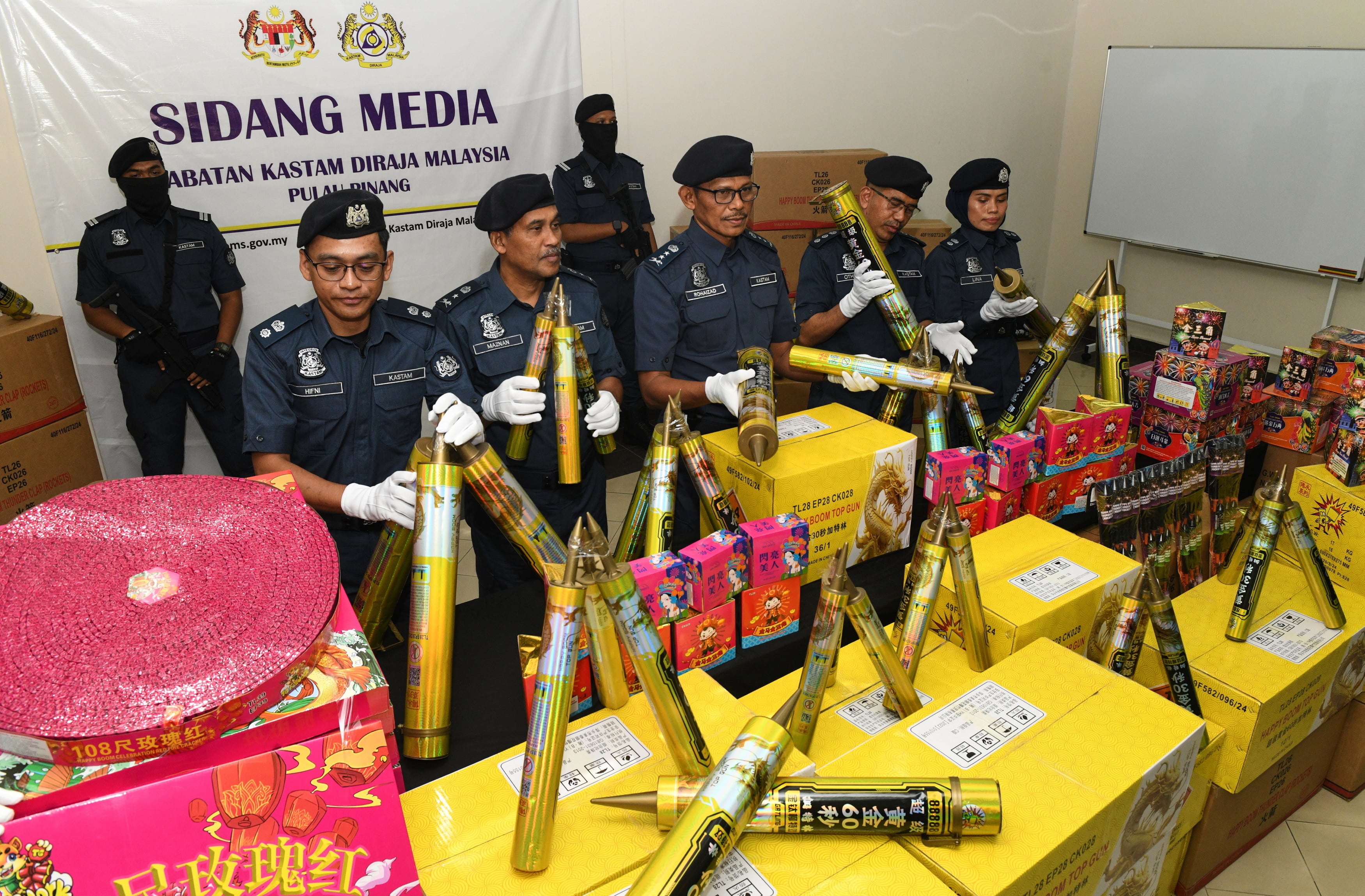 Kastam tumpas sindiket penyeludupan, rampas mercun bernilai hampir RM1 juta