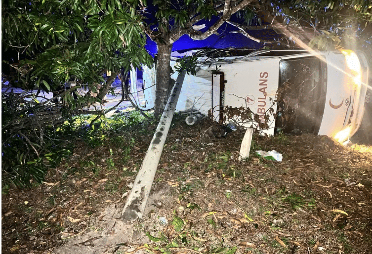 救护车突爆胎失控撞树 幸病患医护共5人仅轻伤