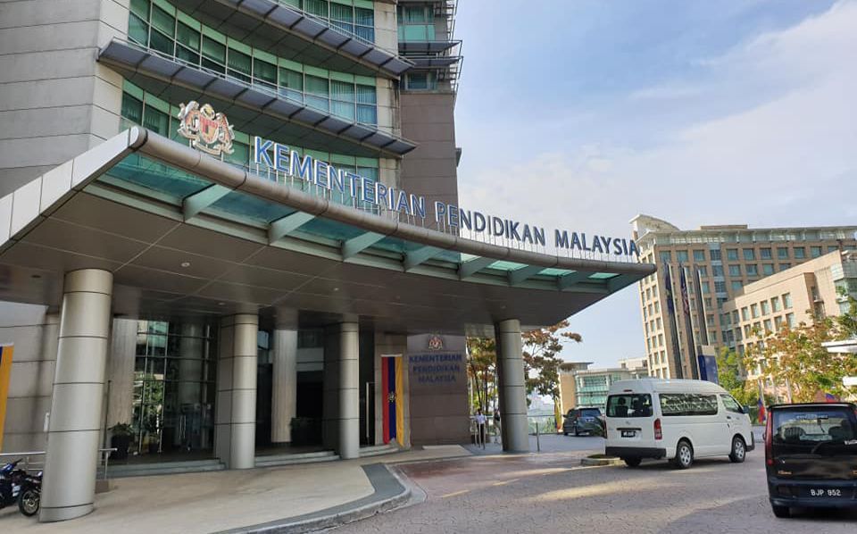 தமிழ் மொழி மற்றும் தமிழ் இலக்கியப் பாடங்களை போதிக்கும் விவகாரத்தில் கல்வி அமைச்சின் சுற்றறிக்கை