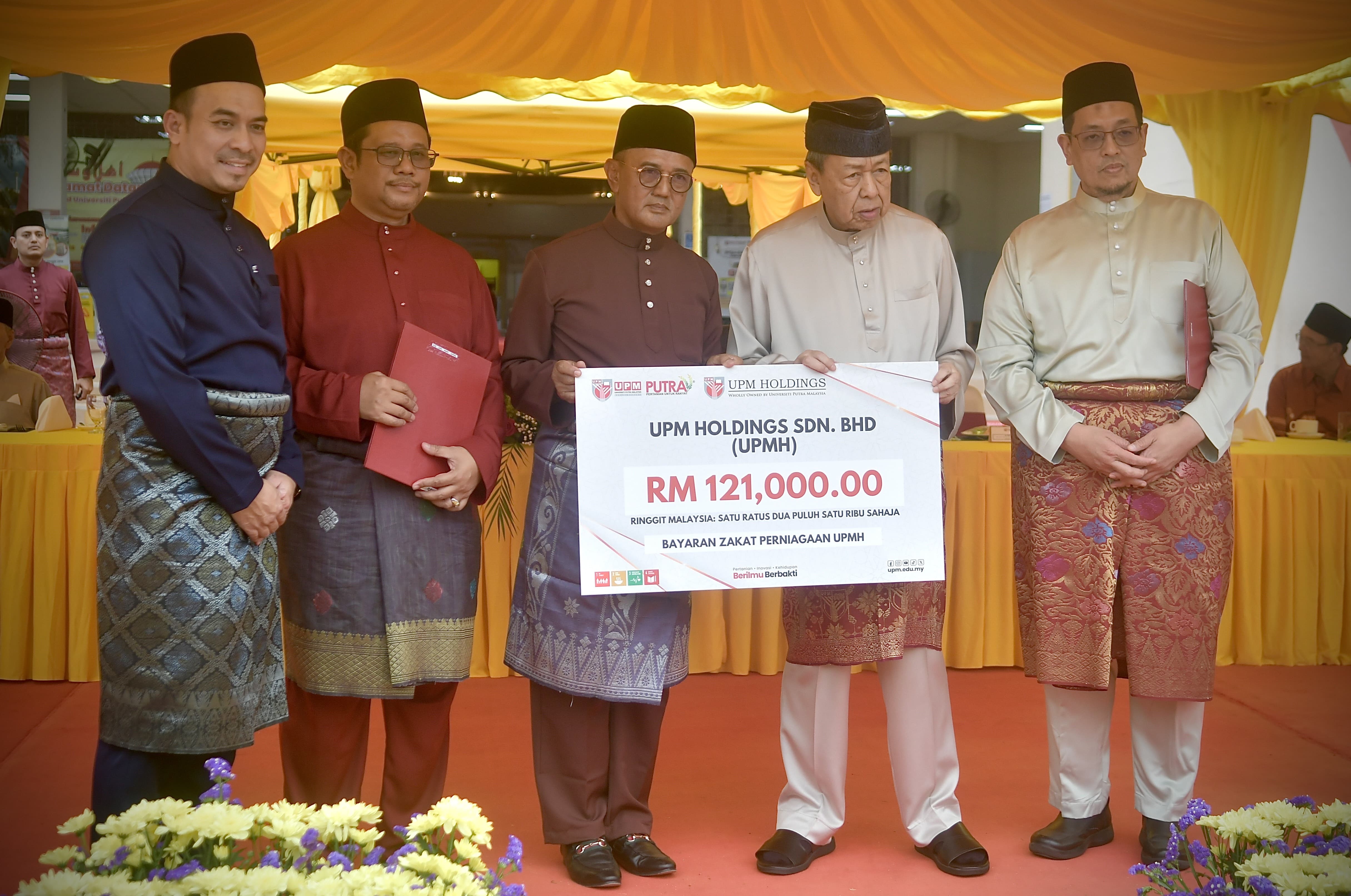 Sultan buka puasa bersama 1,000 warga UPM, serah sumbangan kepada asnaf