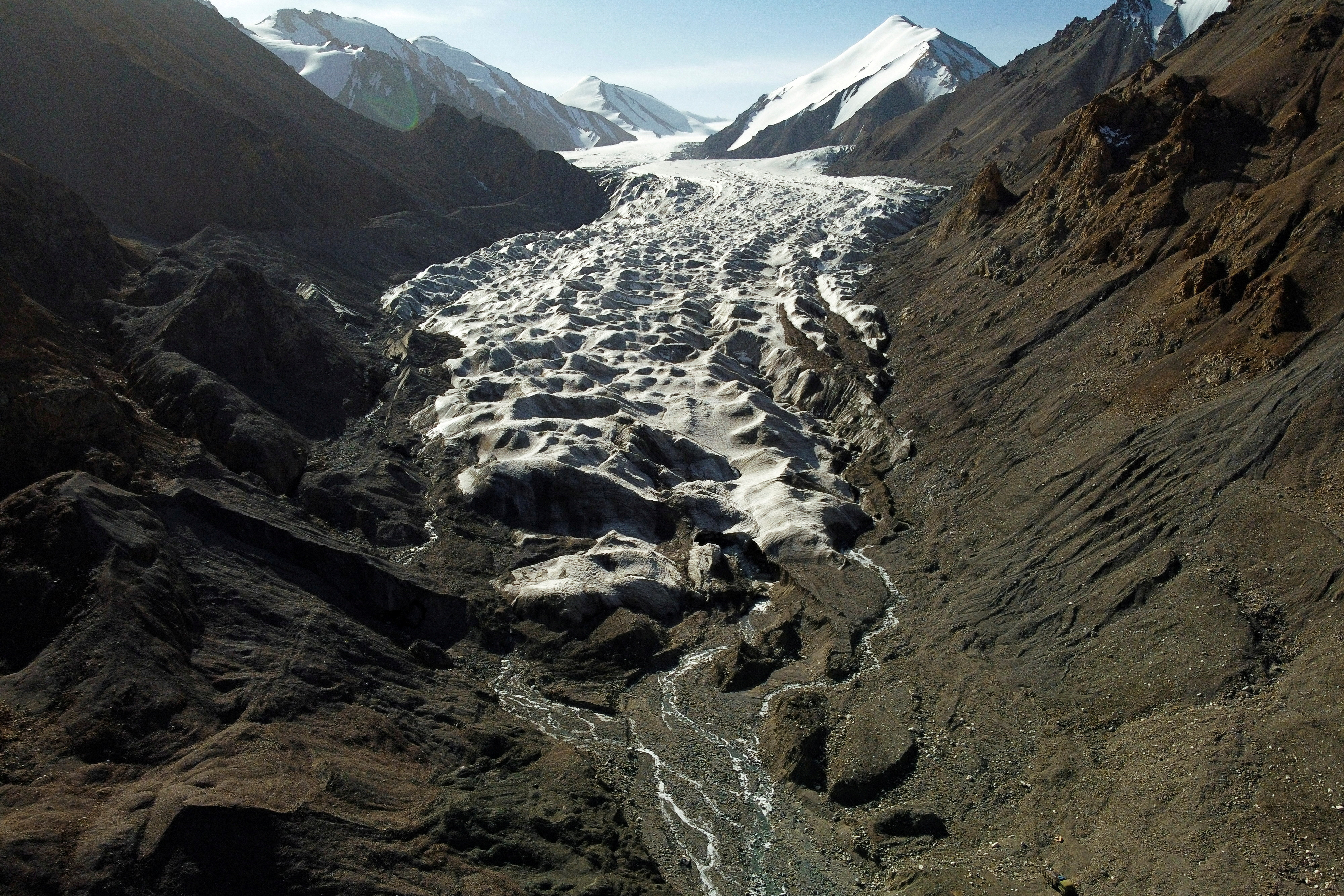 China’s glacier area shrinks by 26 pct over six decades