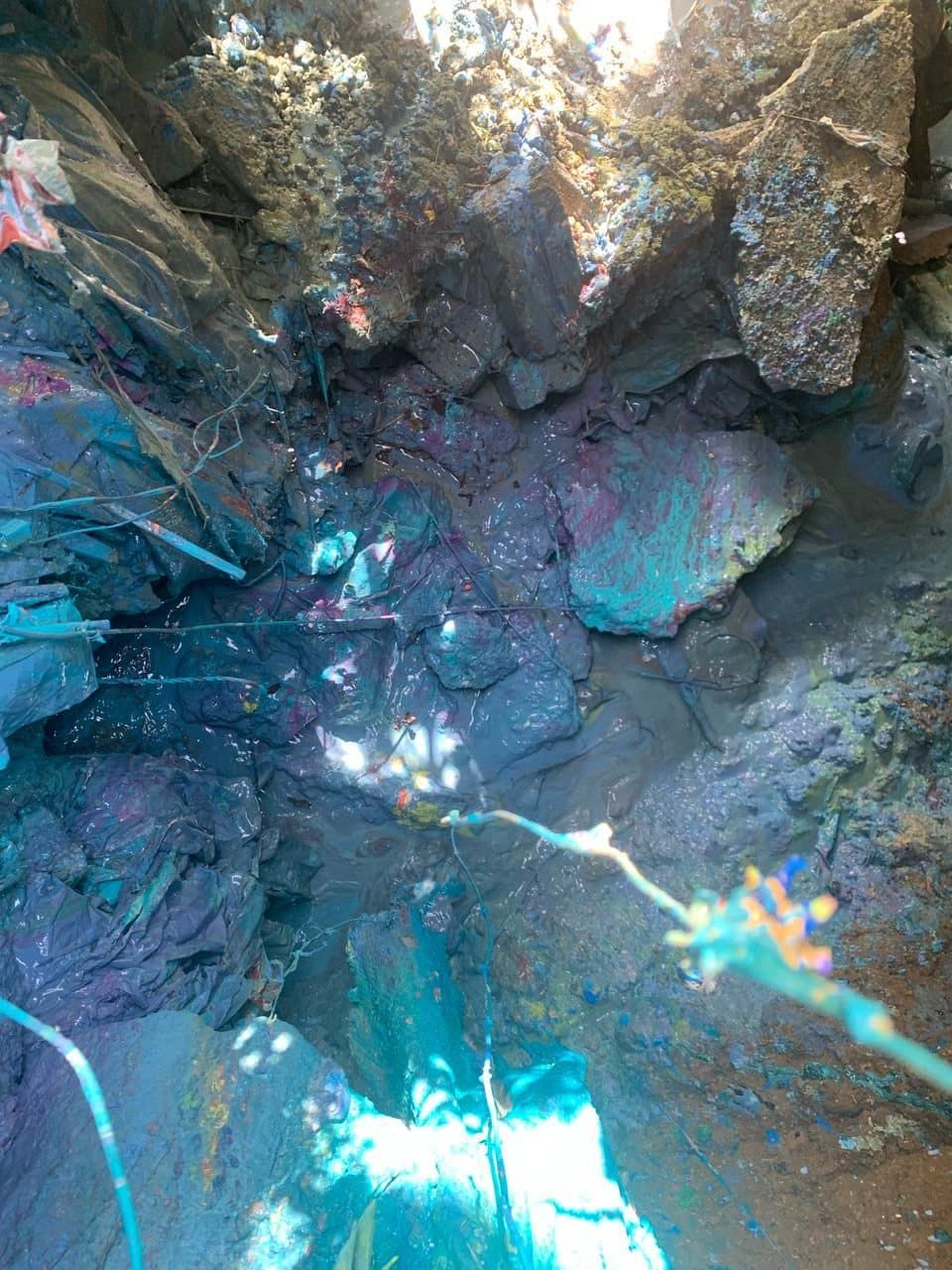 双溪毛糯太平村沟渠惊现蓝色污水  雪水务局立采取行动免水源受污染