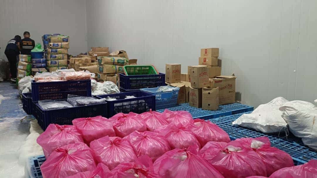 沙巴7县突击无证冷冻食品  警方捕16人.起获457万食品