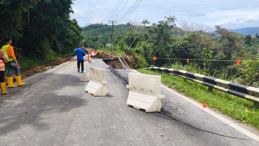 土地倾斜迹象仍活跃  即起关闭根地咬-丹南路土崩路段