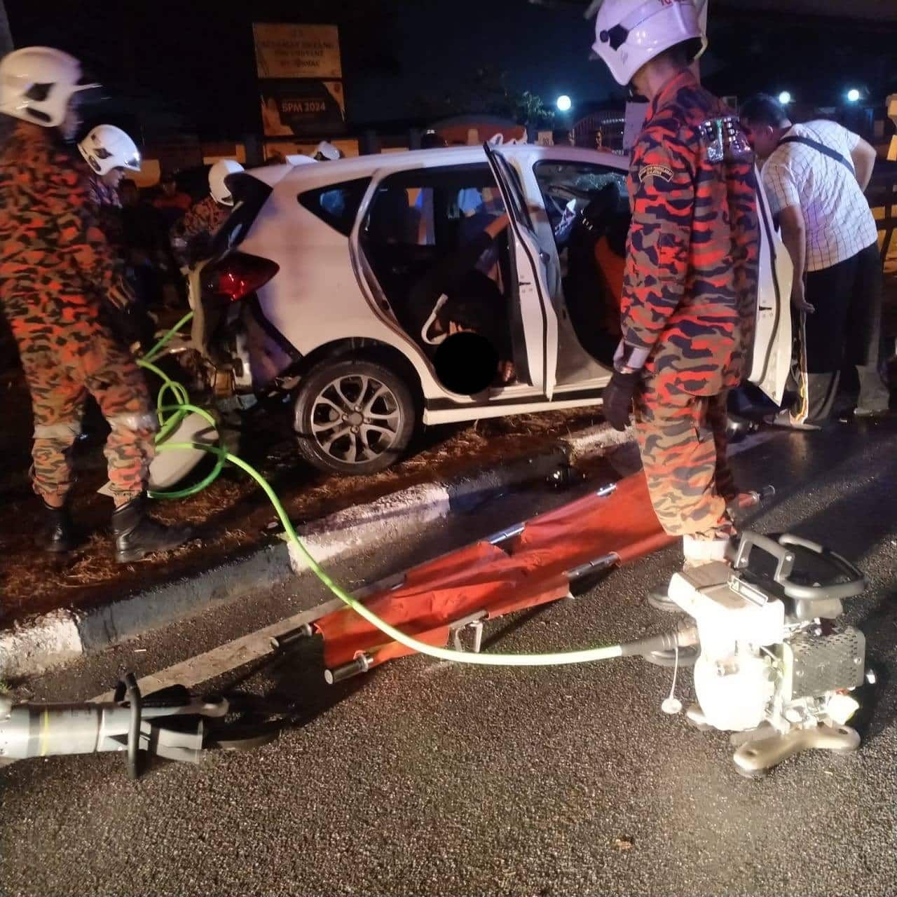 Dua remaja maut, tiga parah kereta dinaiki terbabas