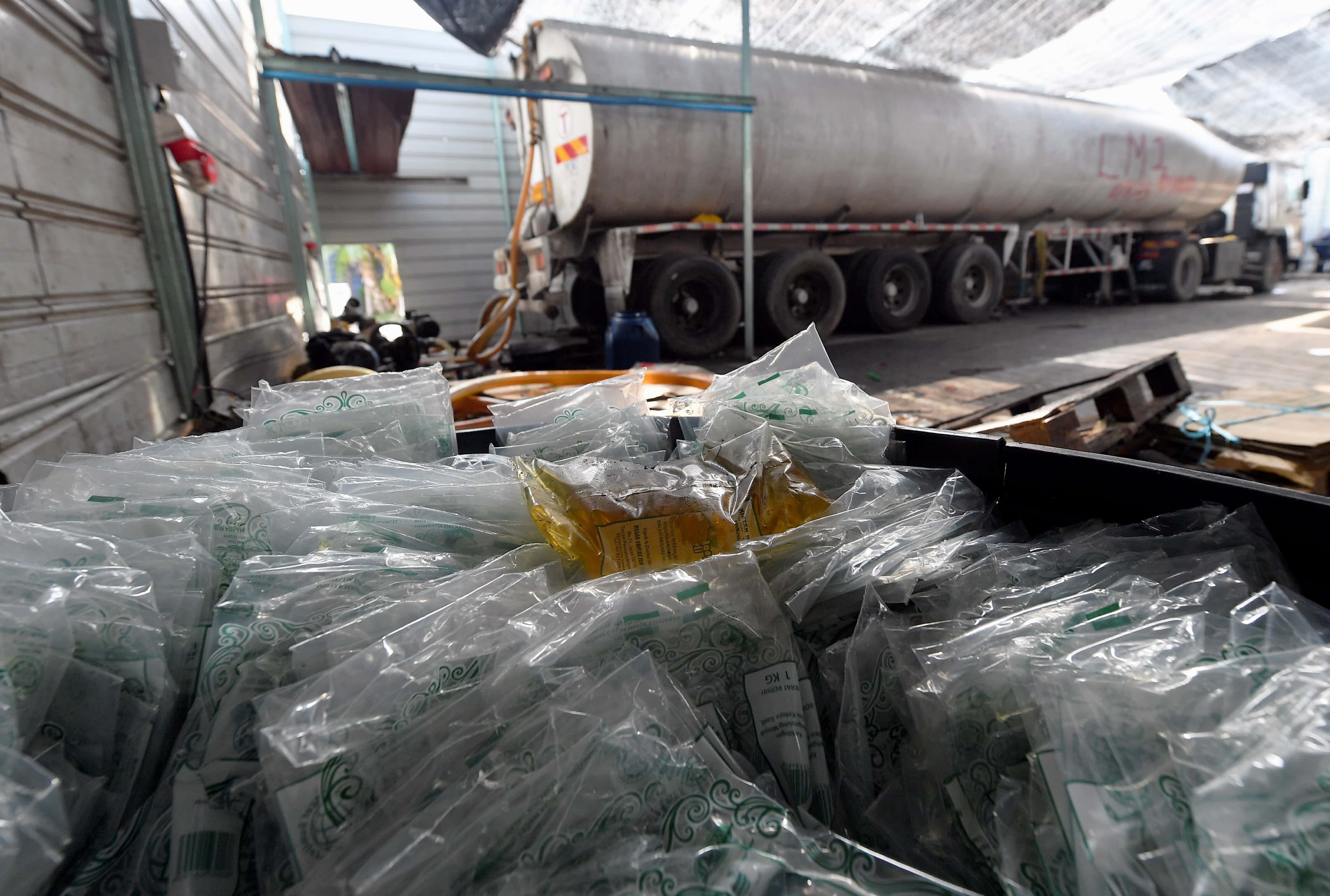 贸易成本局突击加埔非法仓库 起获大量补贴燃气包装油.捕15人