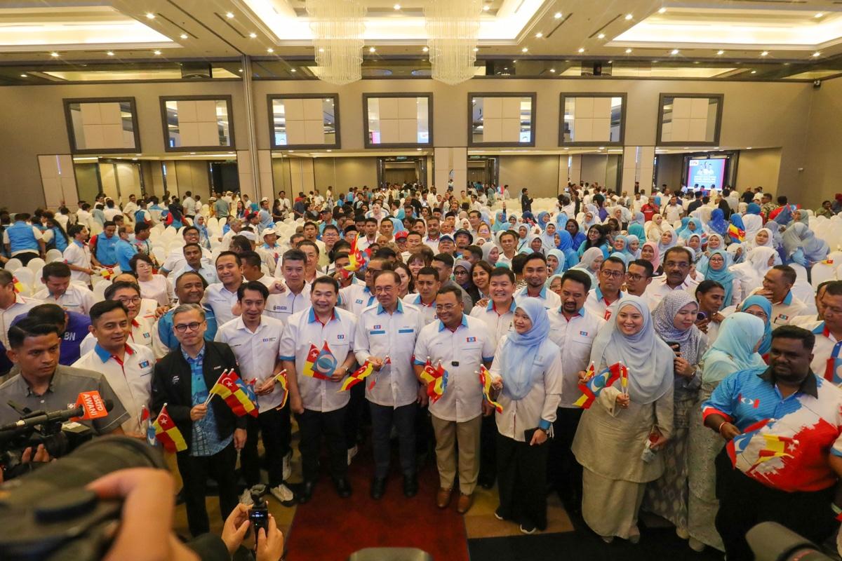 Anwar tidak dicabar, 12 tanding naib presiden KEADILAN