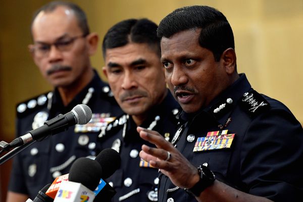 男教师疑与女学生搞师生恋 警方:已录取师生等6人口供