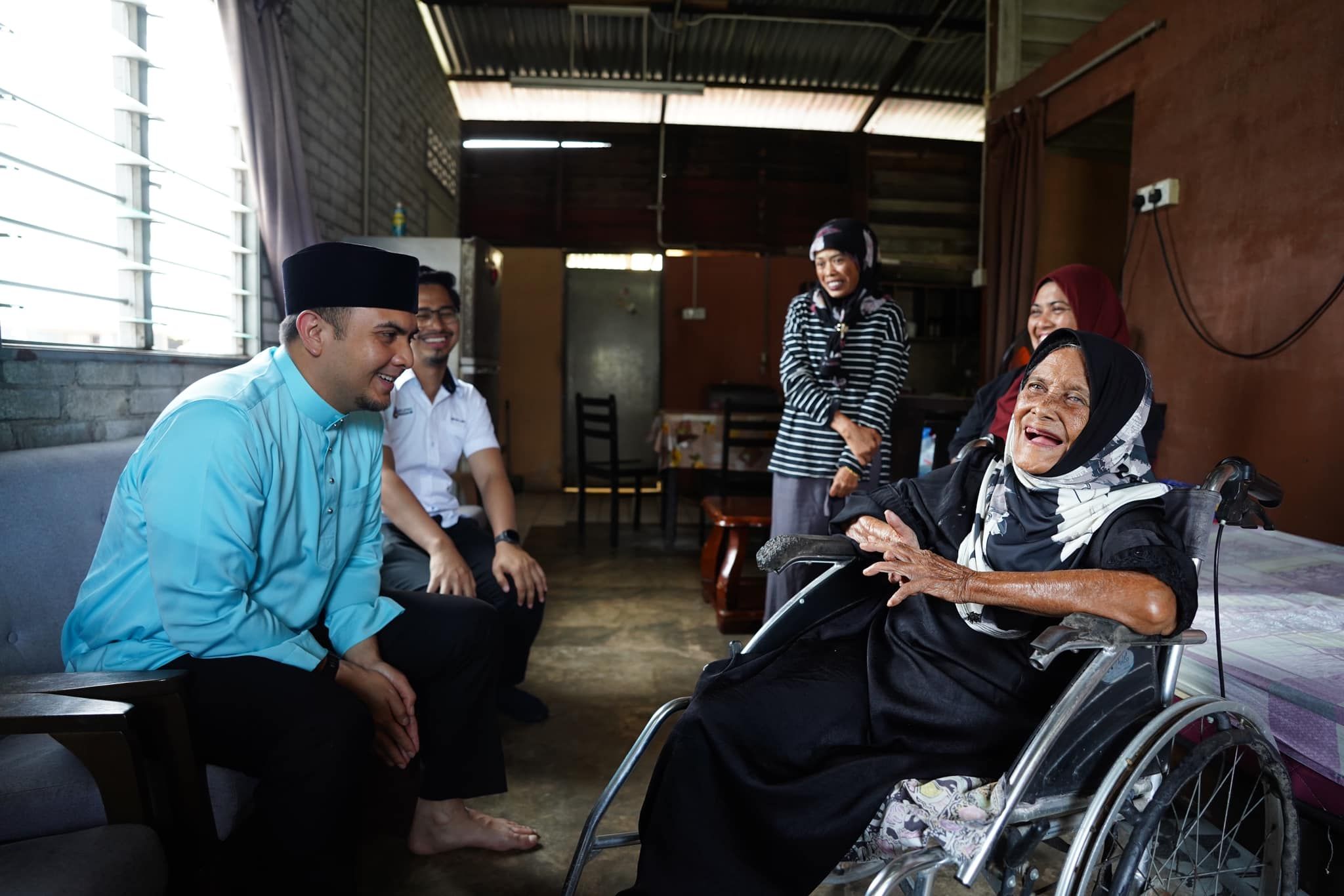 PM hulur sumbangan kepada warga emas hilang penglihatan, sebelah kaki