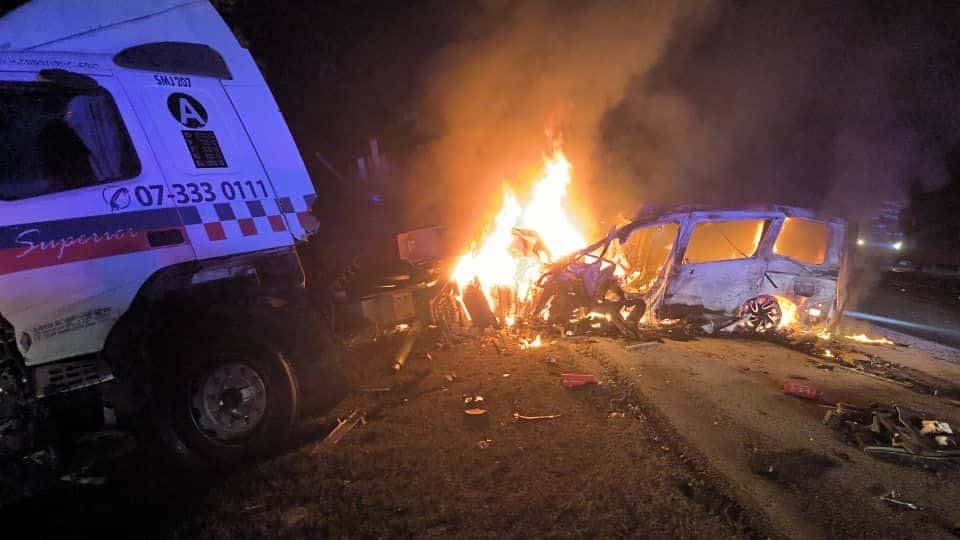 午夜四车连环撞轿车失火     5人丧生，包括一家三口！