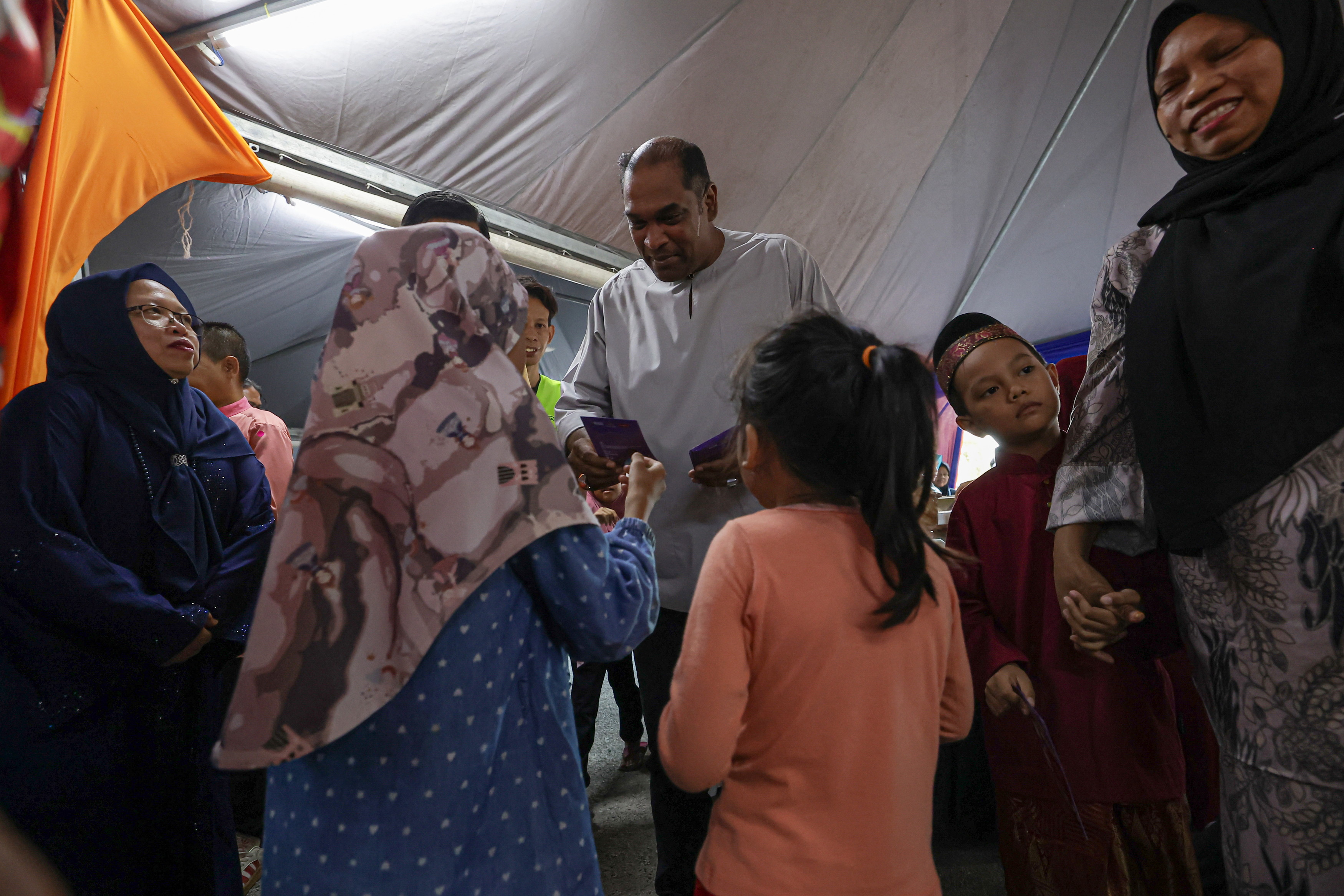 Ramanan hands out contributions to mosques, asnaf in Sg Buloh constituency