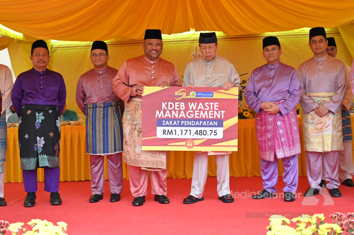 Sultan berkenan terima zakat niaga, agih sumbangan kepada rakyat