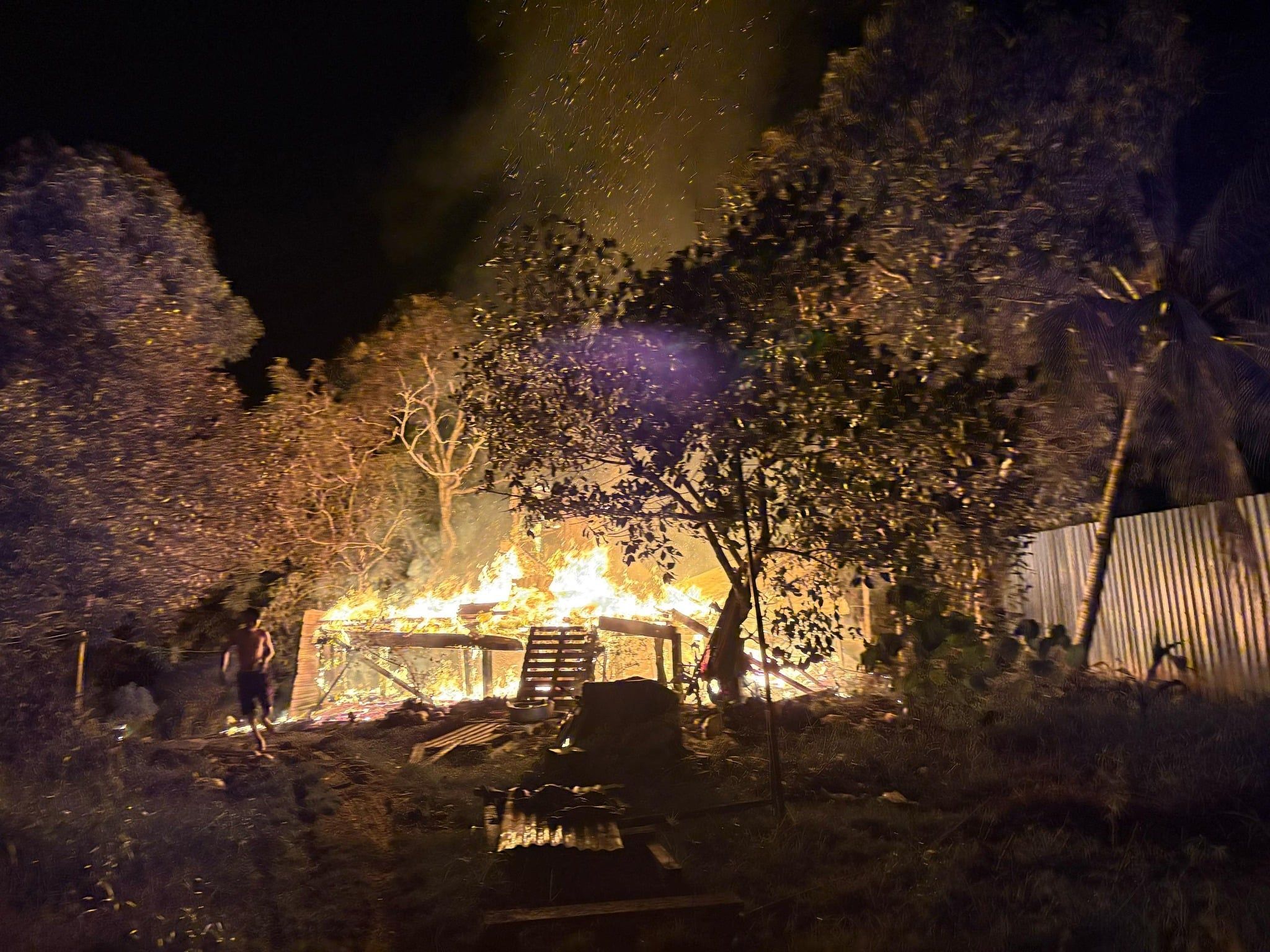 纳闽一民宅凌晨大火  男子葬身火海