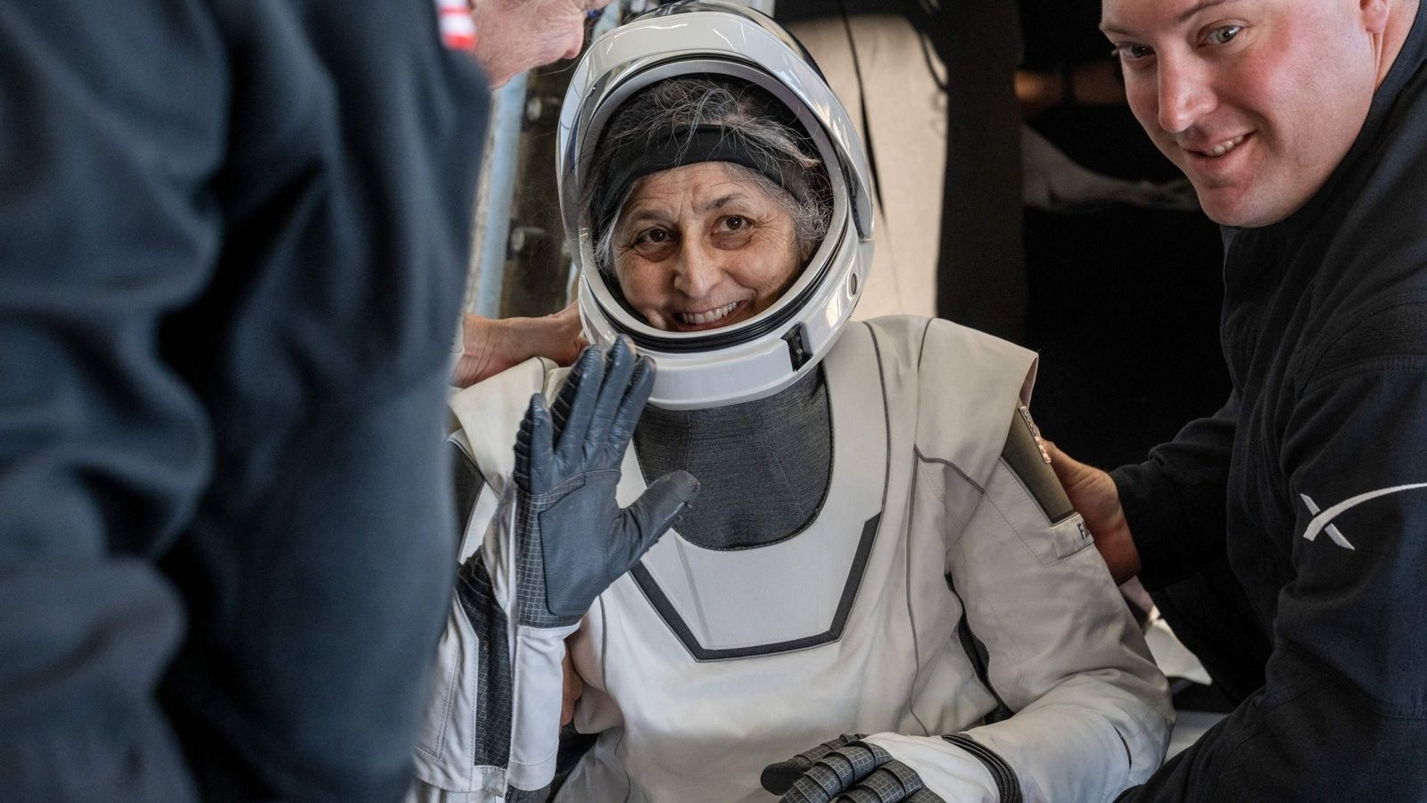 அமெரிக்க விண்வெளி வீரர் சுனிதா வில்லியம்ஸ் பாதுகாப்பாகப் பூமிக்கு திரும்பினார்