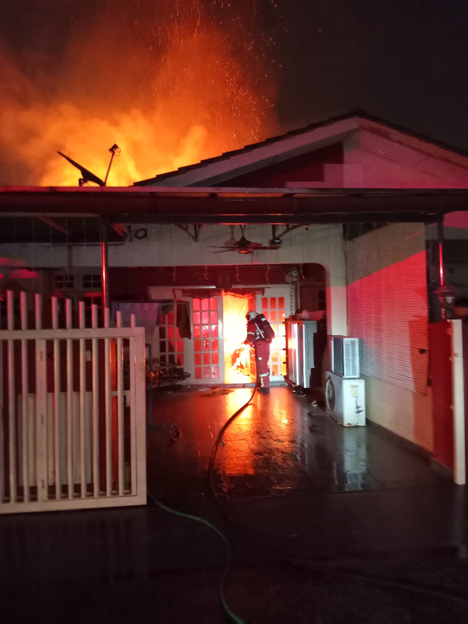 Tiga rumah teres musnah dalam kebakaran di Klang