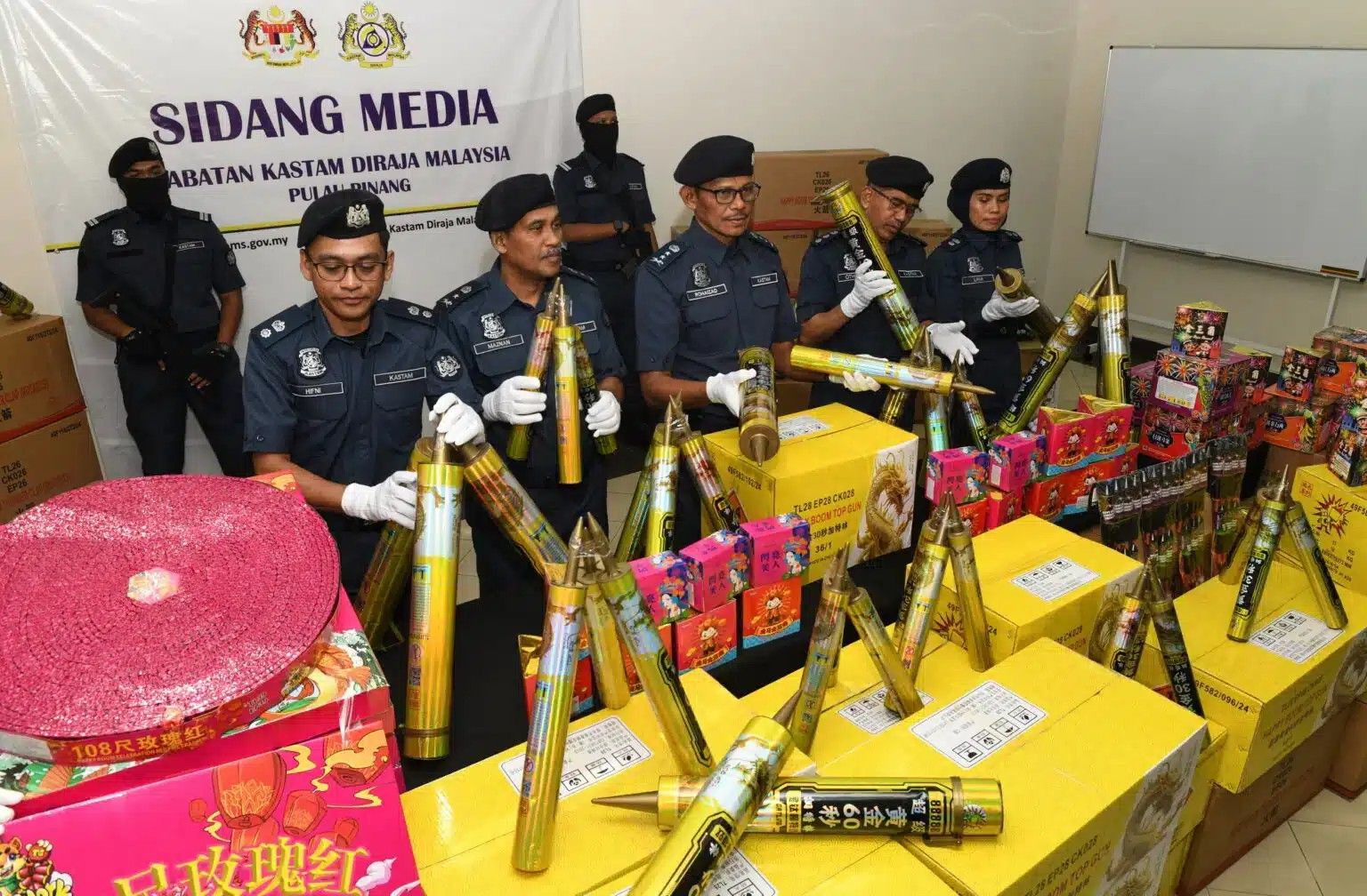 சுங்கத் துறை சோதனையில் கடத்தல் கும்பல் முறியடிப்பு- வெ.10 லட்சம் பட்டாசுகள்  பறிமுதல்