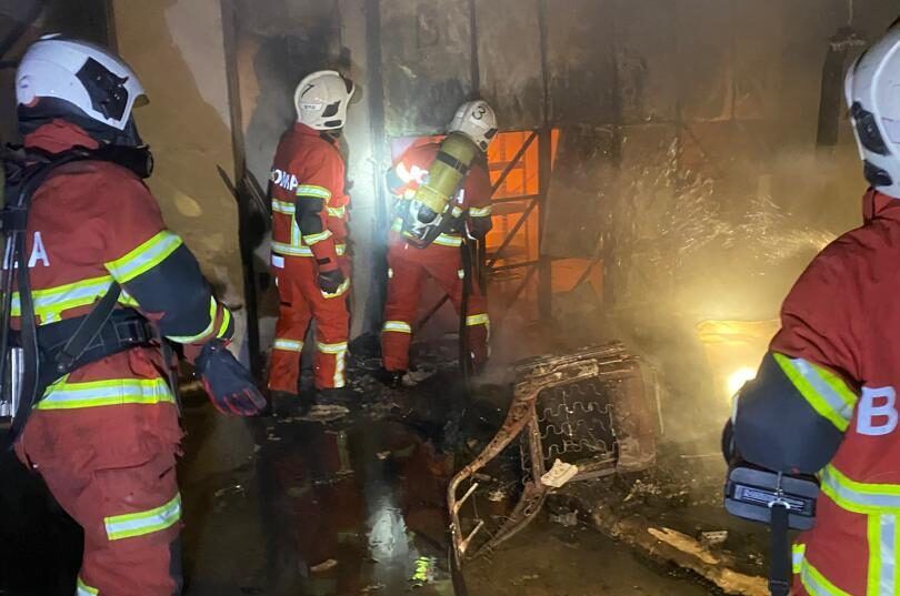 怡保一甘榜清晨大火  烧毁4店铺和22摩托车