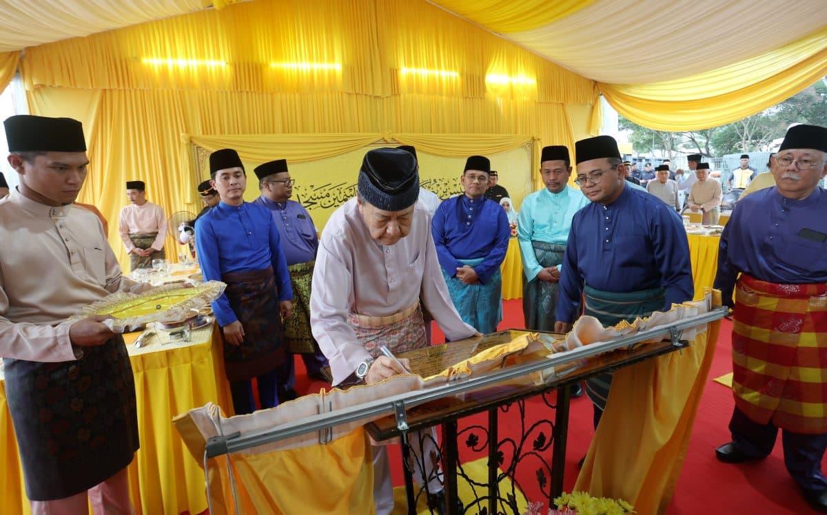 Sultan Sharafuddin officiates Masjid Desa Sentosa, breaks fast with people