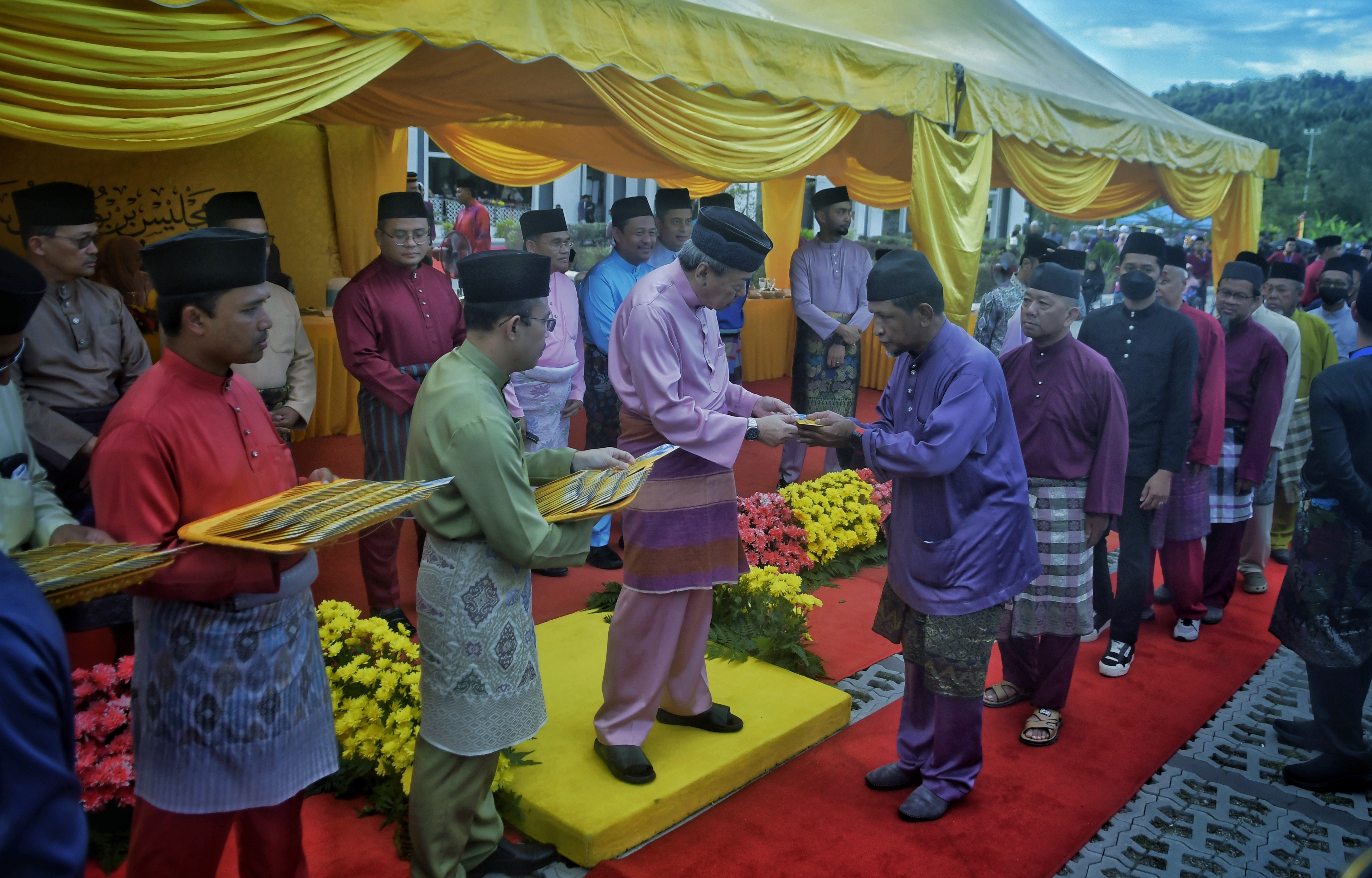 Sultan Sharafuddin presents RM281,000 in Aidilfitri aid to 562 recipients