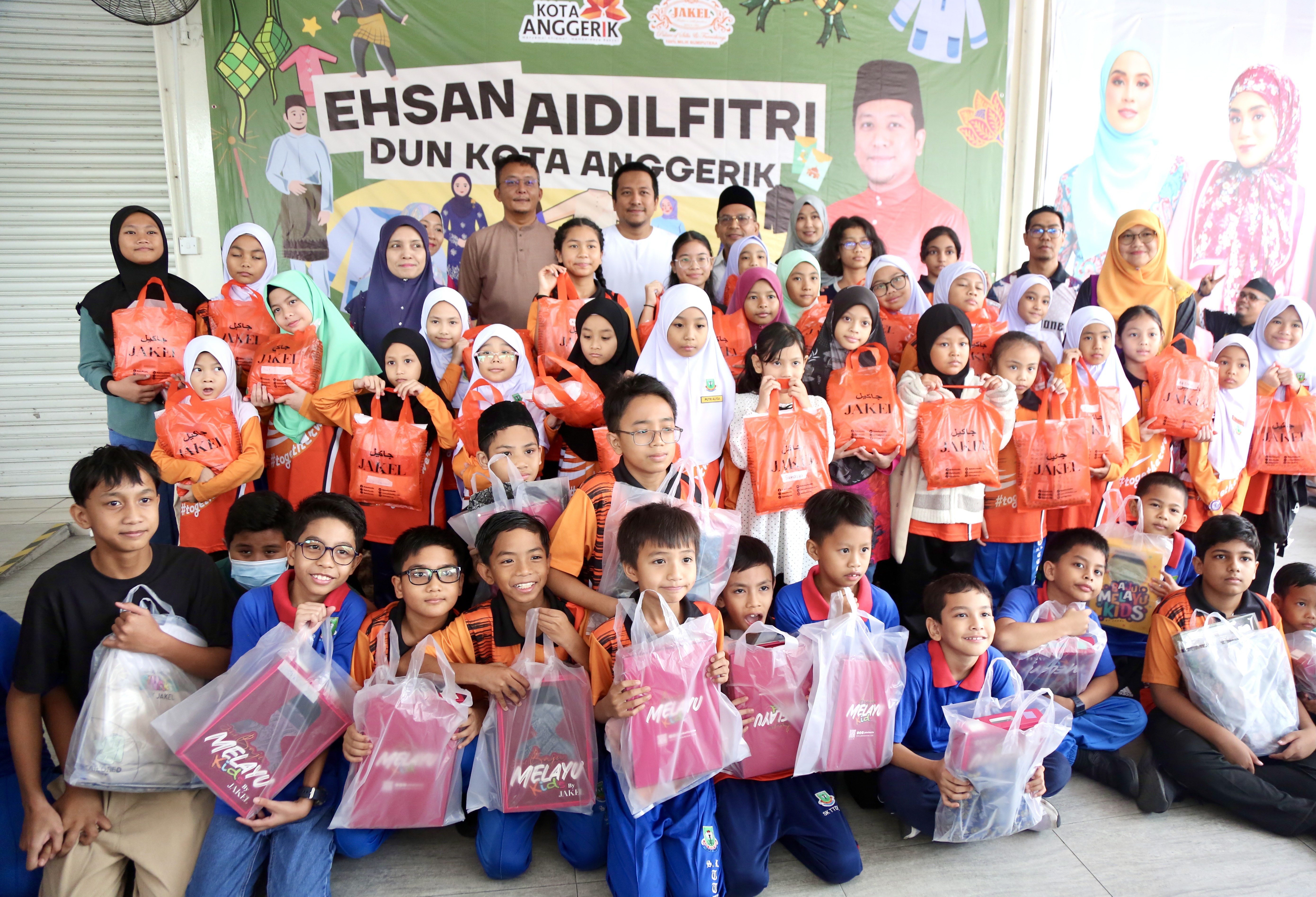 Kota Anggerik rep spends RM5,000 on 50 asnaf children for Aidilfitri shopping