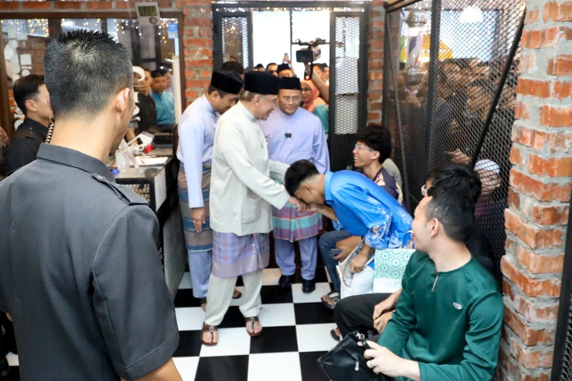 Anwar kunjungi Festival Ramadan Selangor, bertanya khabar peniaga, pengunjung