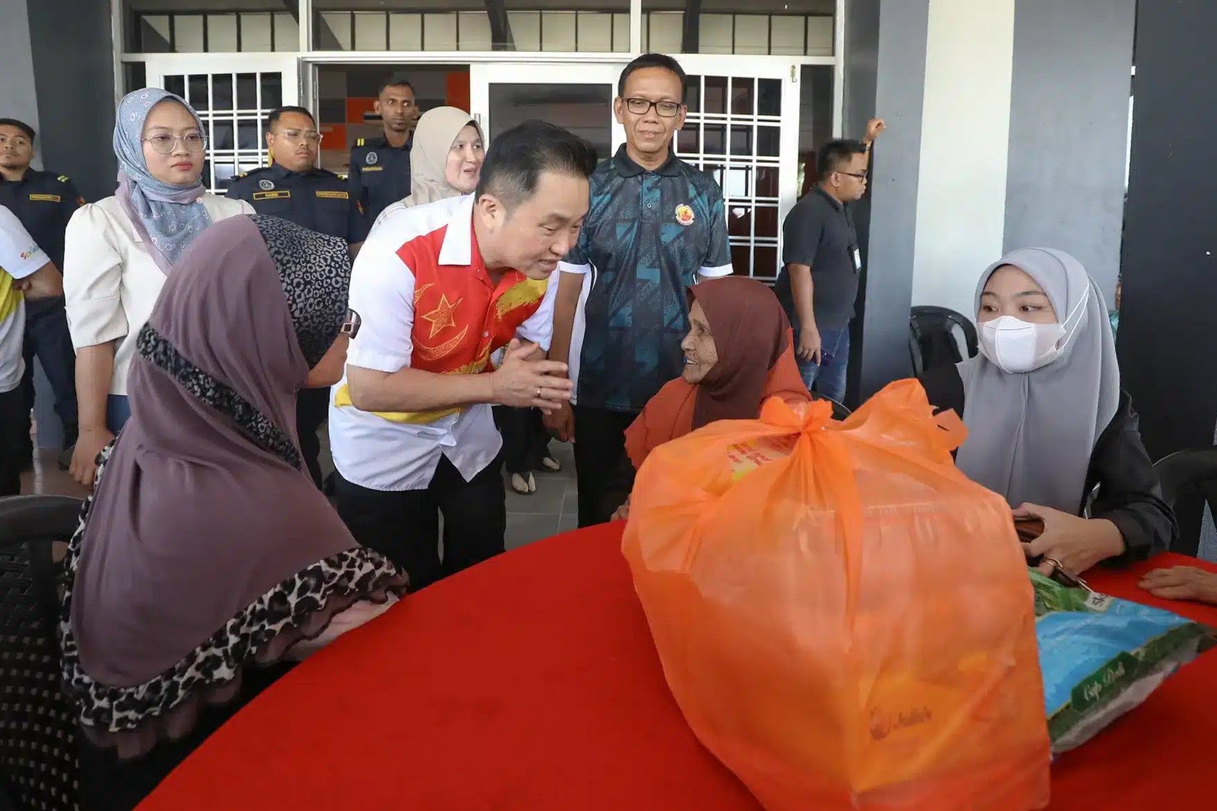 புயலில் பாதிக்கப்பட்டவர்களுக்கு  சிகிஞ்சான் உறுப்பினர் ரொக்கம், உணவுக்கூடைகளை வழங்கினார்