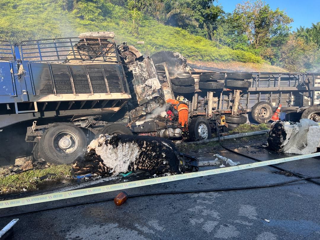 砂石拖格撞棉花拖格起火  父子受困车内葬身火海！