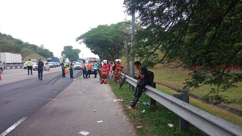 长巴撞拖格罗里 司机重伤.车上有20中国游客