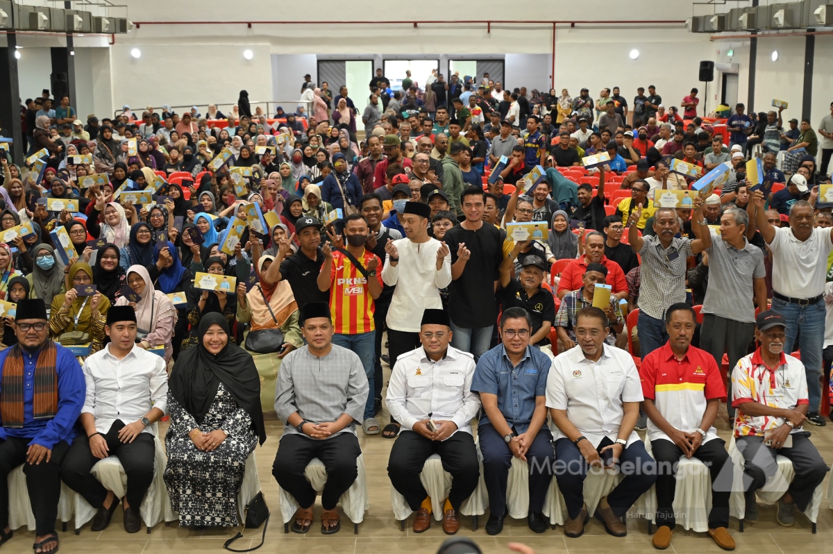 1,500 penduduk Gombak terima sumbangan kuih, duit raya libat peruntukan RM750,000