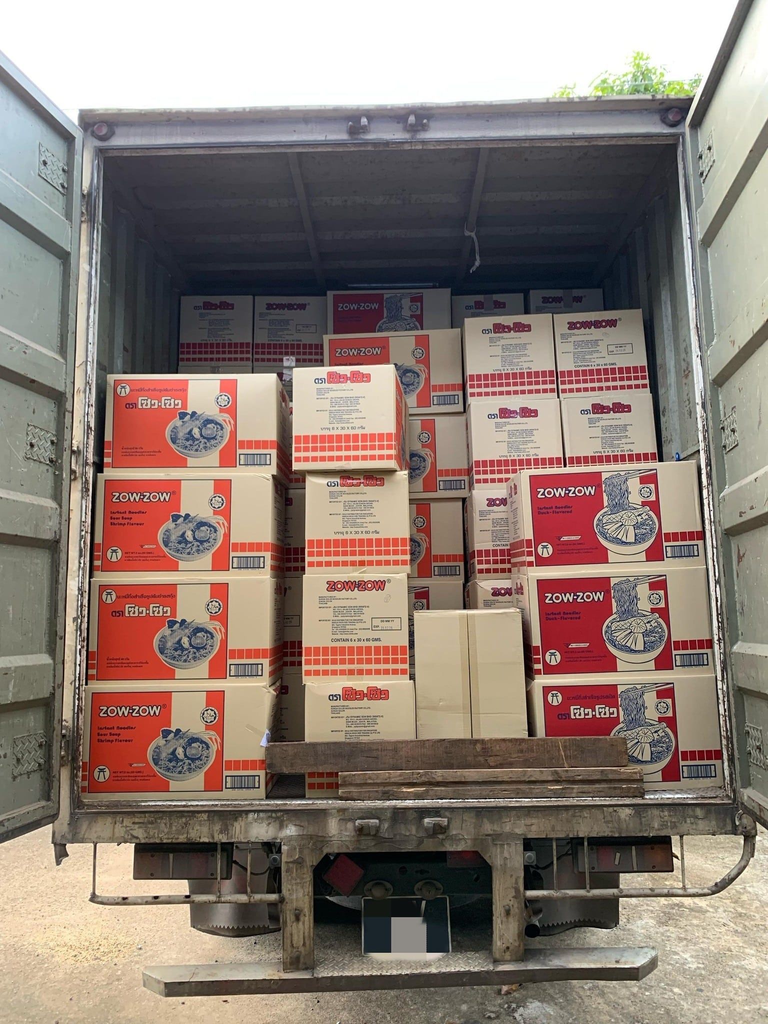 走私方面逾20.7万方便面来马被截 警方突击非法采金场捕一人