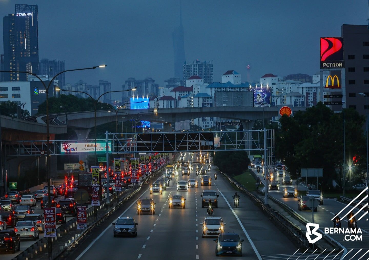 24小时内发生239交通事故  柔警长：2死亡车祸酿4人亡悲剧
