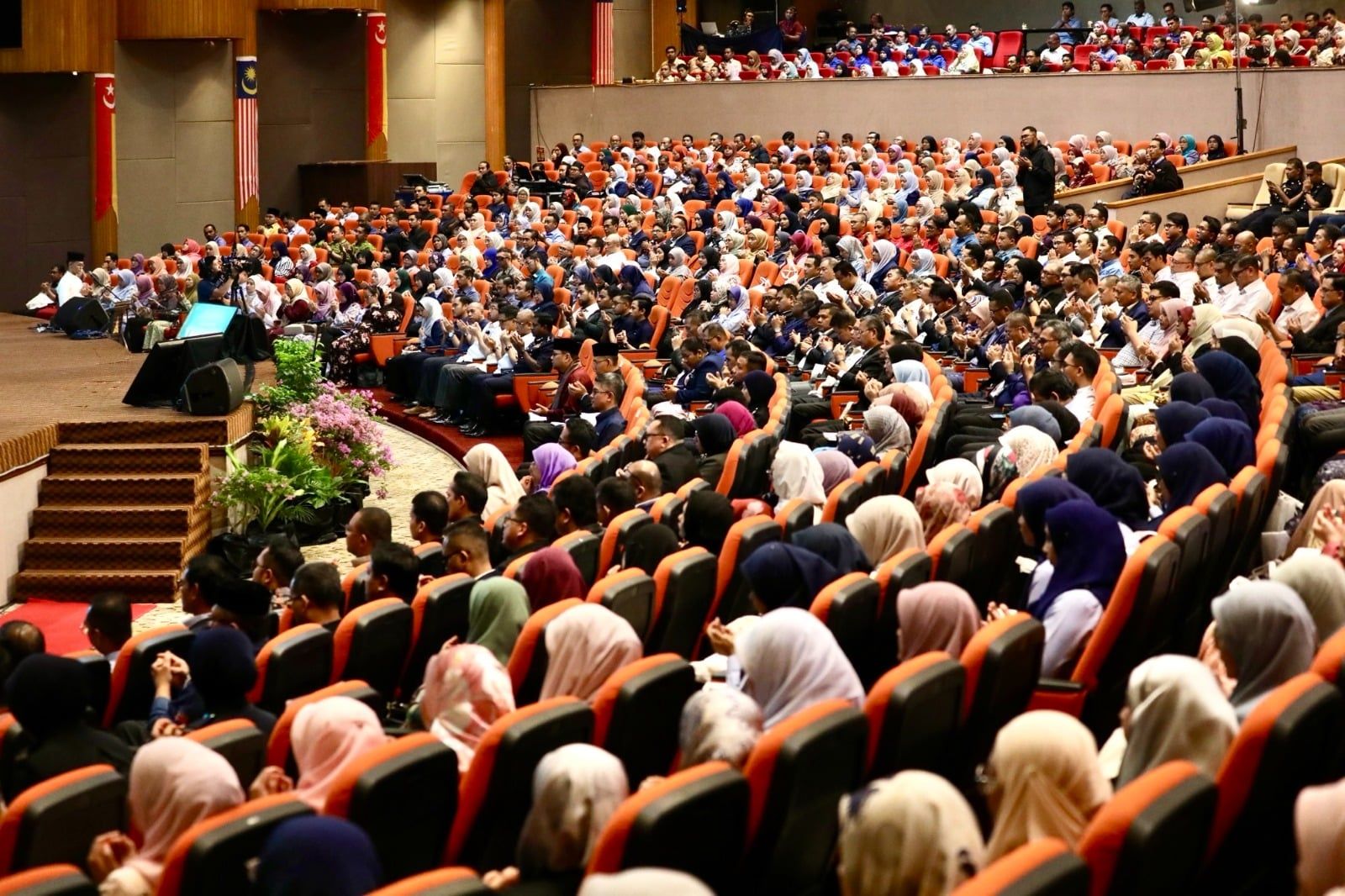 雪州赖于傲人收入表现 公务员415加码派半月奖励