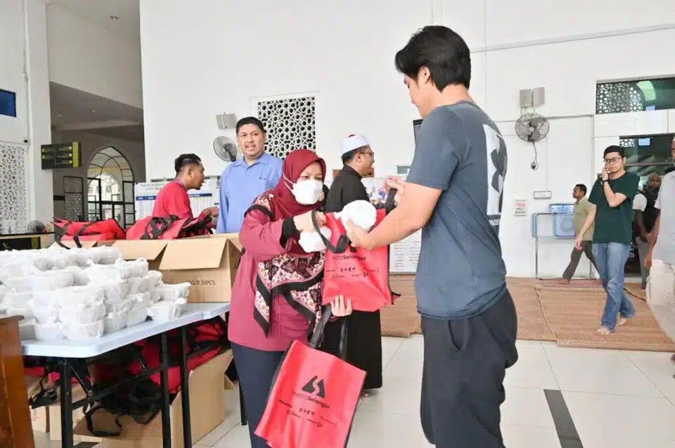 Avisena Healthcarew与雪州媒体合作 关怀社区派开斋礼包