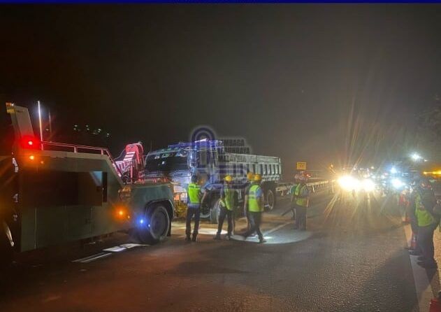 轿车闪避罗里失控 酿3死3伤悲剧　