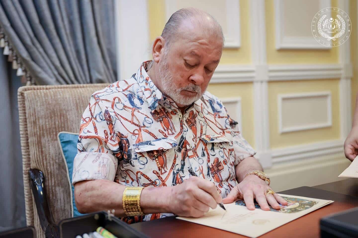 元首坚持优良传统·亲笔写开斋节贺卡