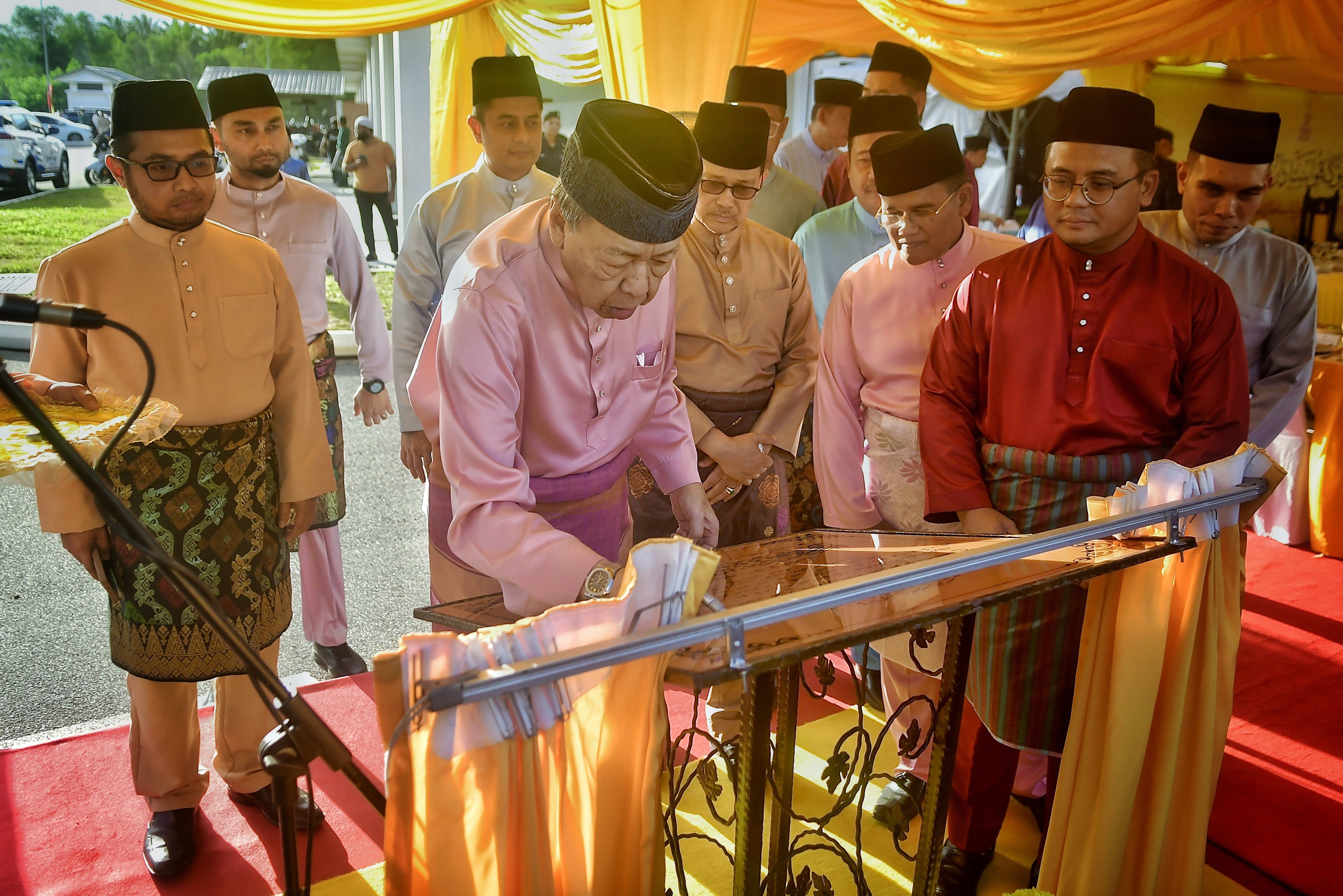 Sultan Selangor rasmi masjid, agih sumbangan kepada 562 asnaf