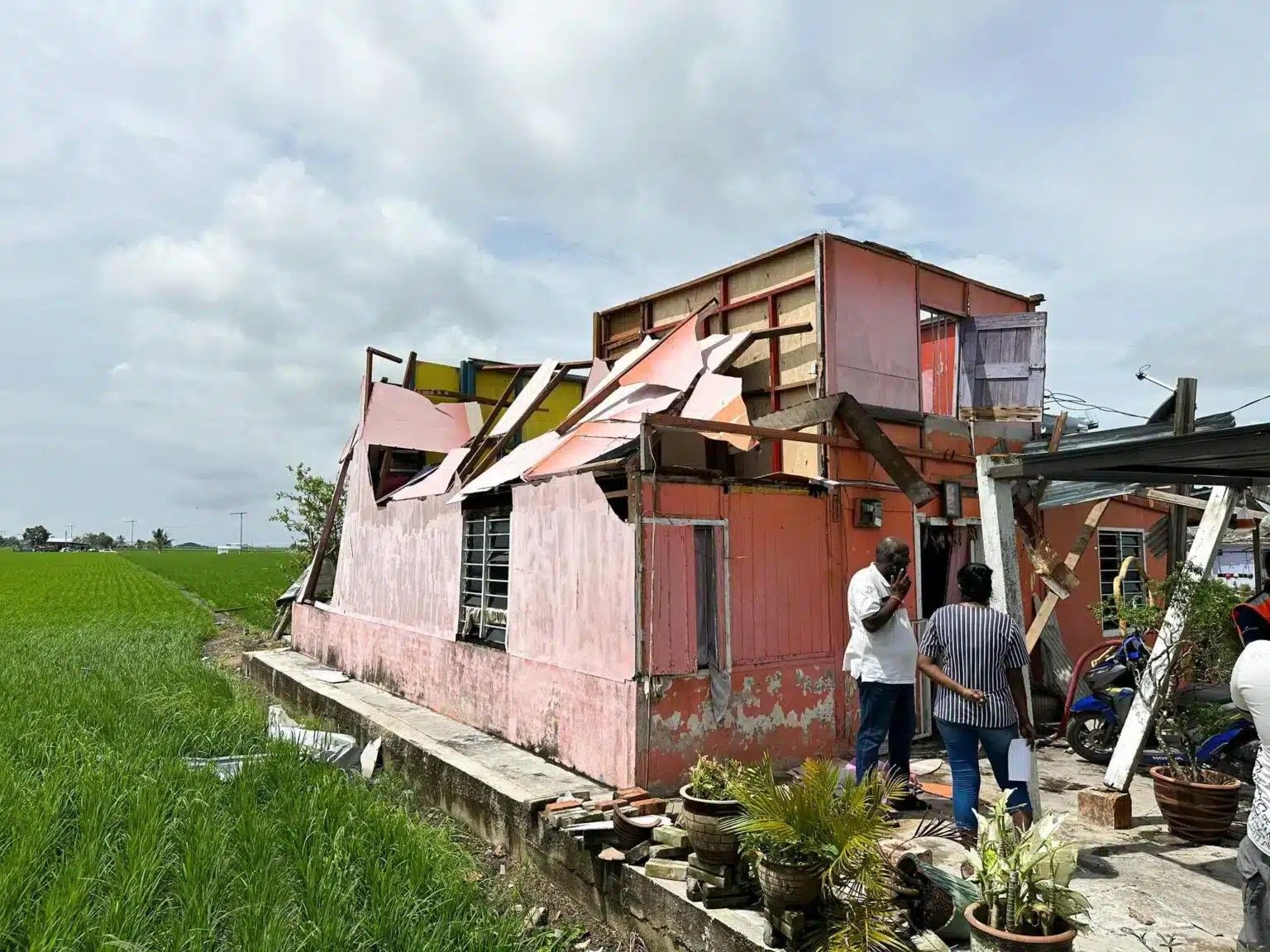 புயலில் பாதிக்கப்பட்டவர்களுக்கு எம்.பி.ஐ. அறவாரியம் உதவி