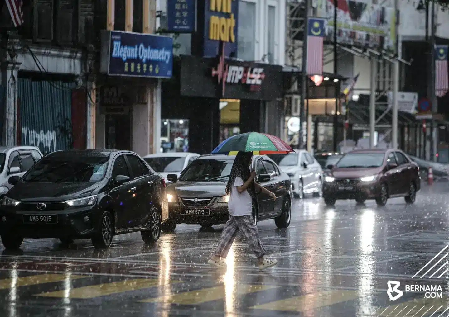 雪州滨海区续雷雨至11am