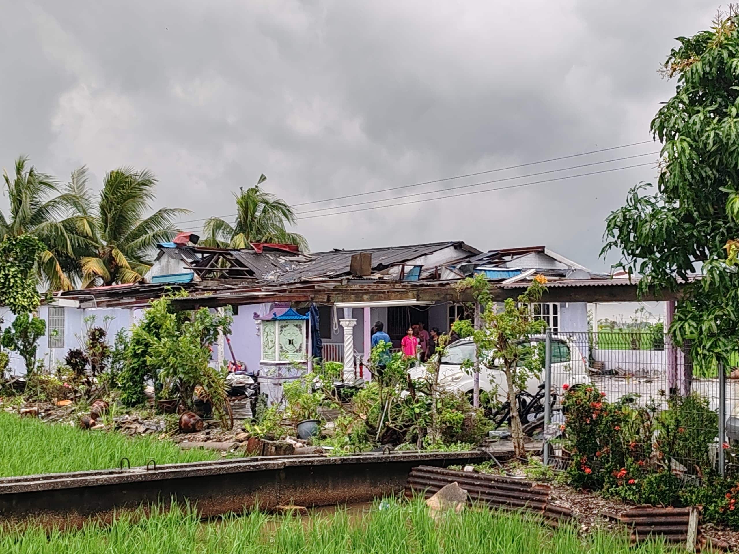 Peniaga warung Sekinchan rugi RM120,000 rumah rosak dilanda ribut