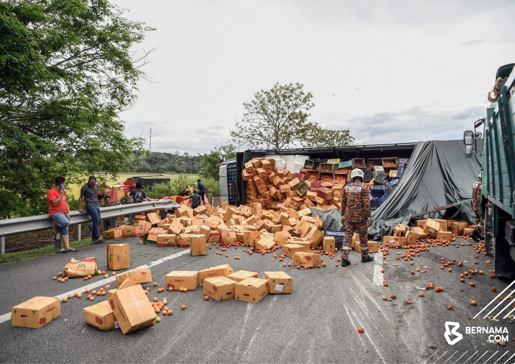 运载番茄罗里翻覆大道中央 PLUS本同路段被阻.车笼长达6公里