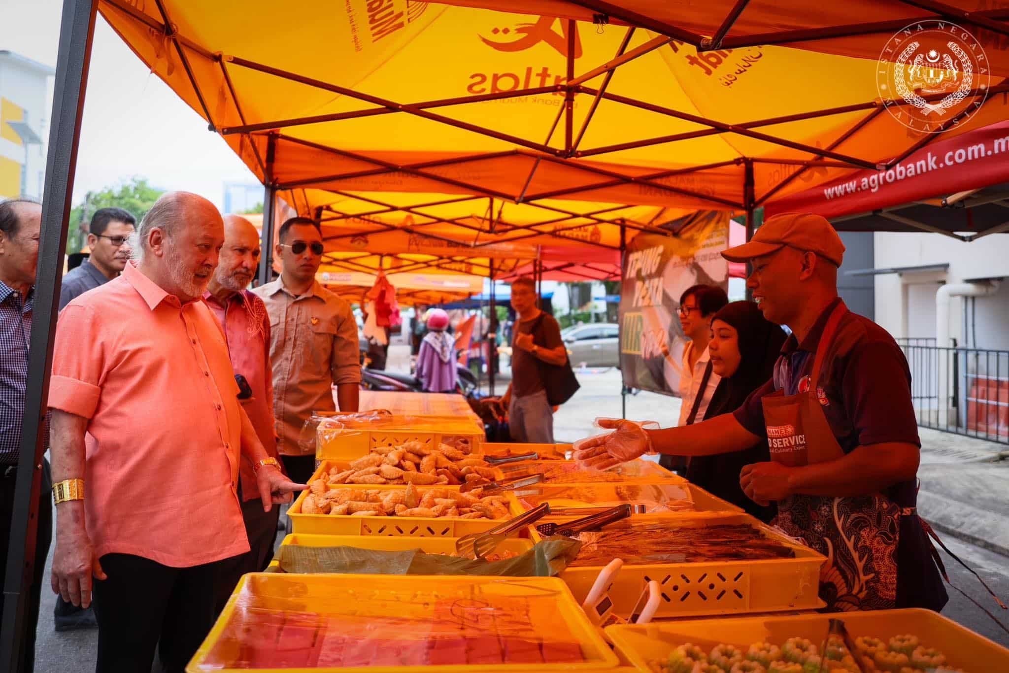 元首逛孟沙斋戒月市集和商场