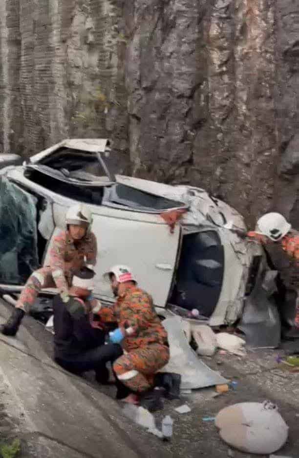 轿车疑失控冲向大沟  2岁女童身亡.父母重伤