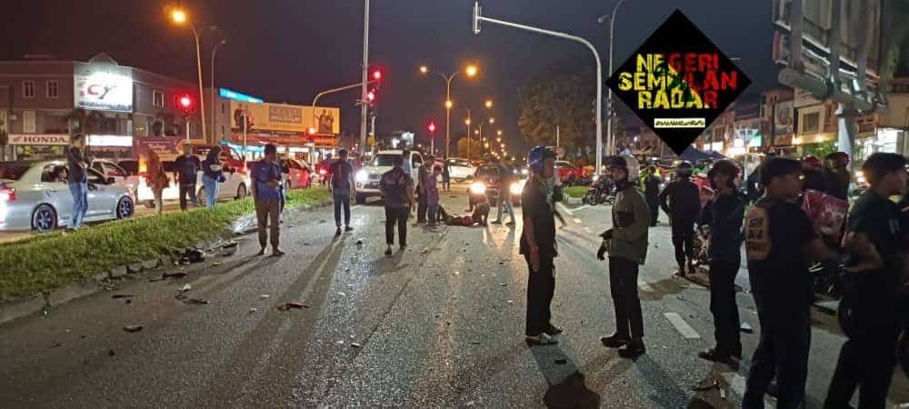 疑司机闯红灯撞2摩托车 2同校中学生毙命.4伤