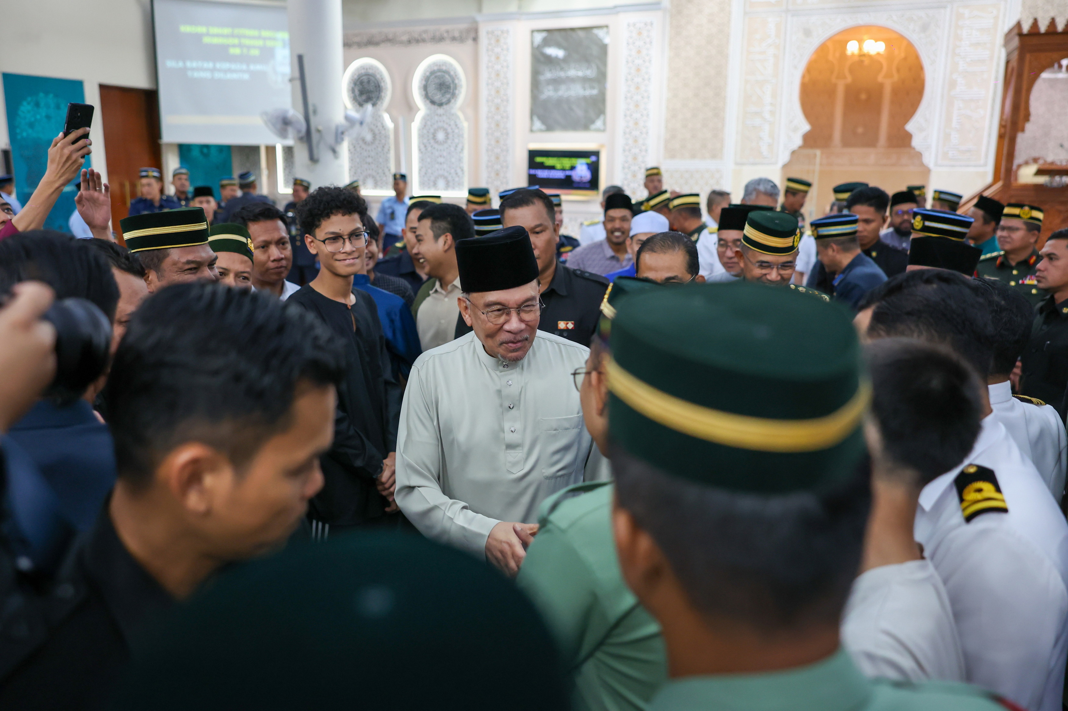 PM engages with Mindef staff during Ihya' Ramadan programme