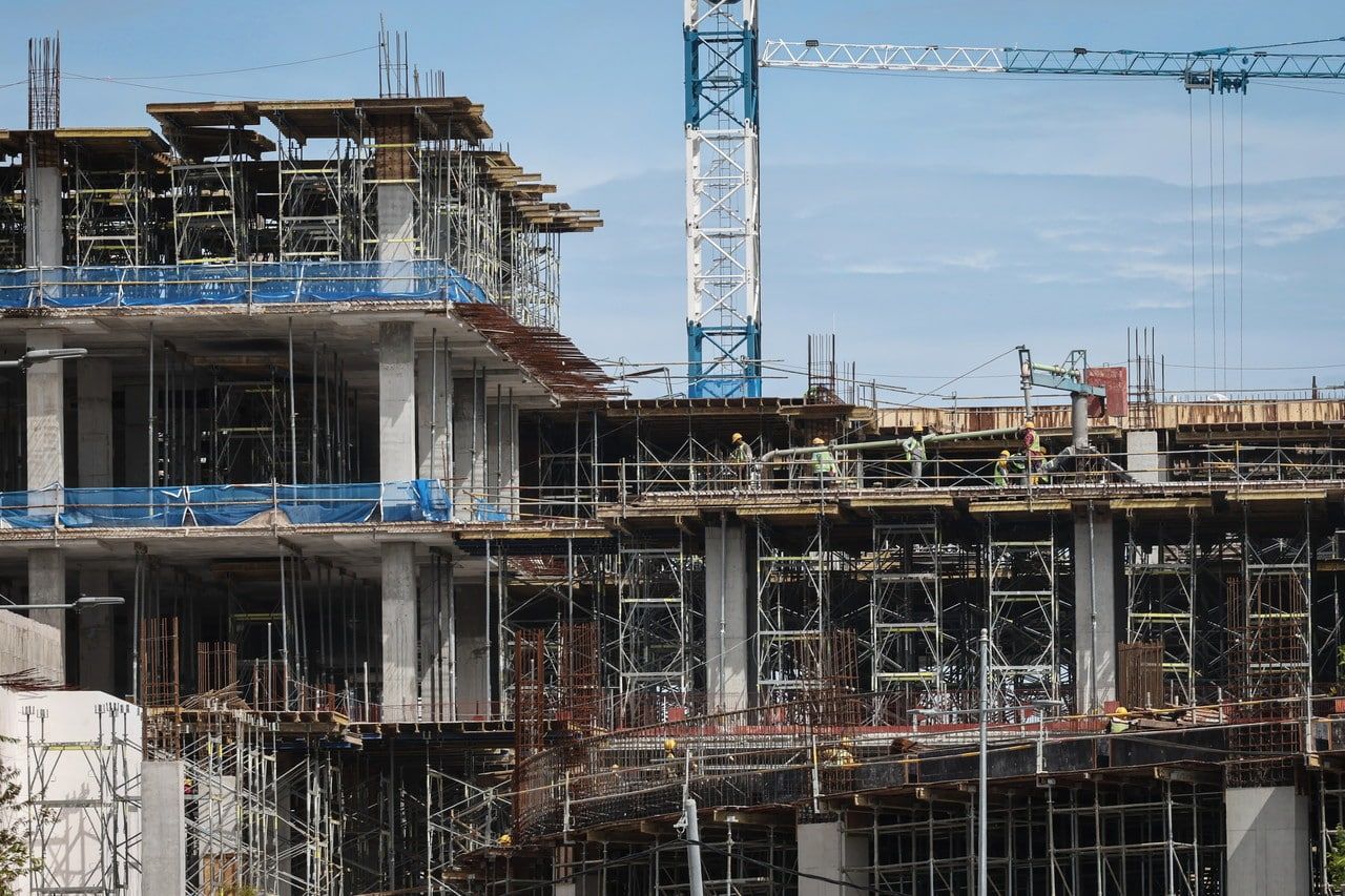 தொழிற்சாலையின் கூரையிலிருந்து விழுந்து கட்டுமானத் தொழிலாளி மரணம்