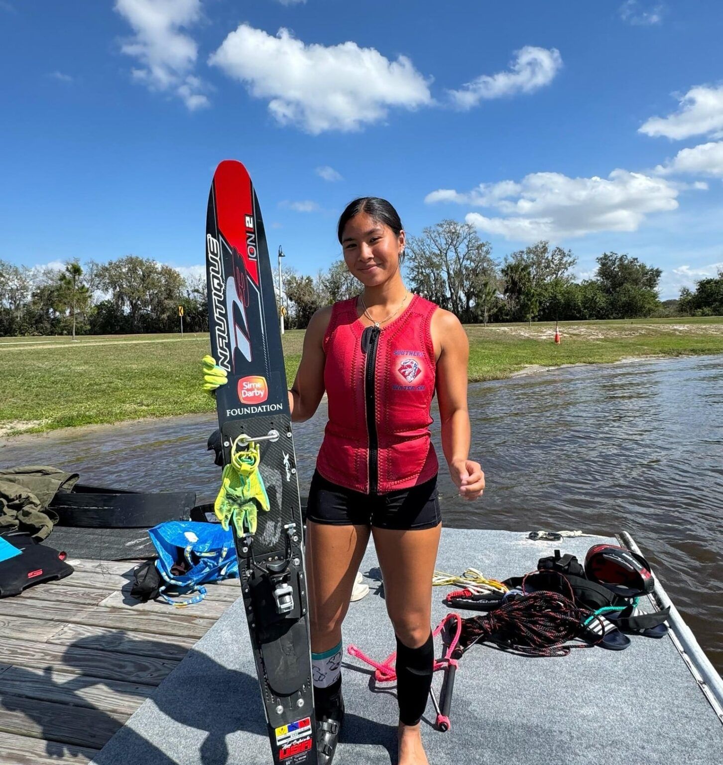 உலக பல்கலைக்கழக சாம்பியன் ஷிப்பில் தேசிய நீர் சறுக்கு ராணி மூன்று தங்கப் பதக்கங்களை வென்றார்.