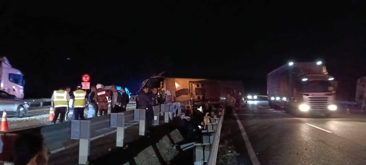 长巴南北大道失控翻覆  6人受伤·2人送院