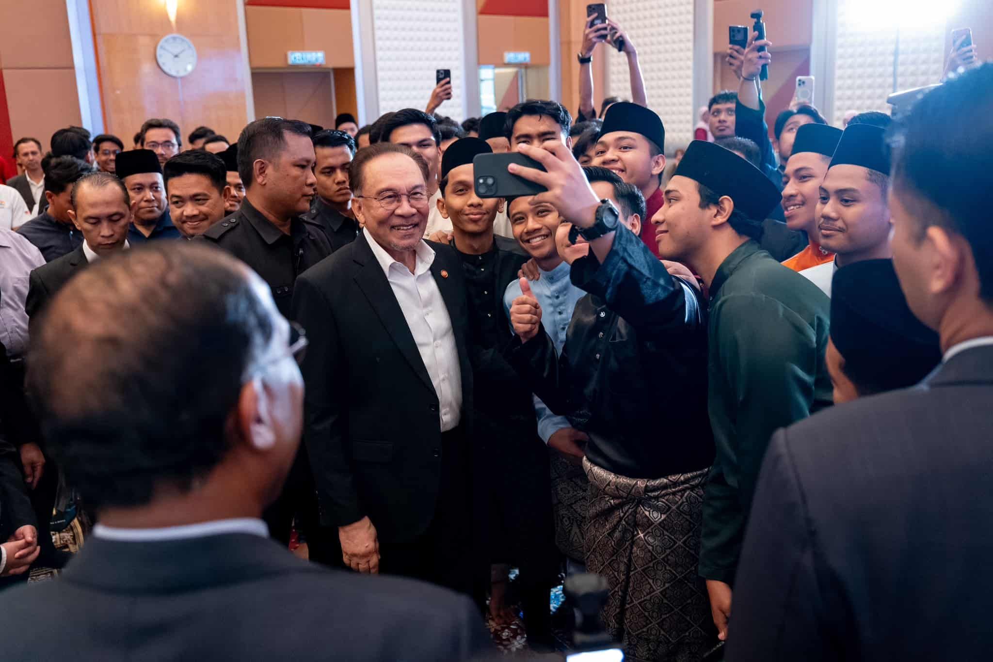 安华贺行动党新领导层   “恭喜！继续努力工作！”